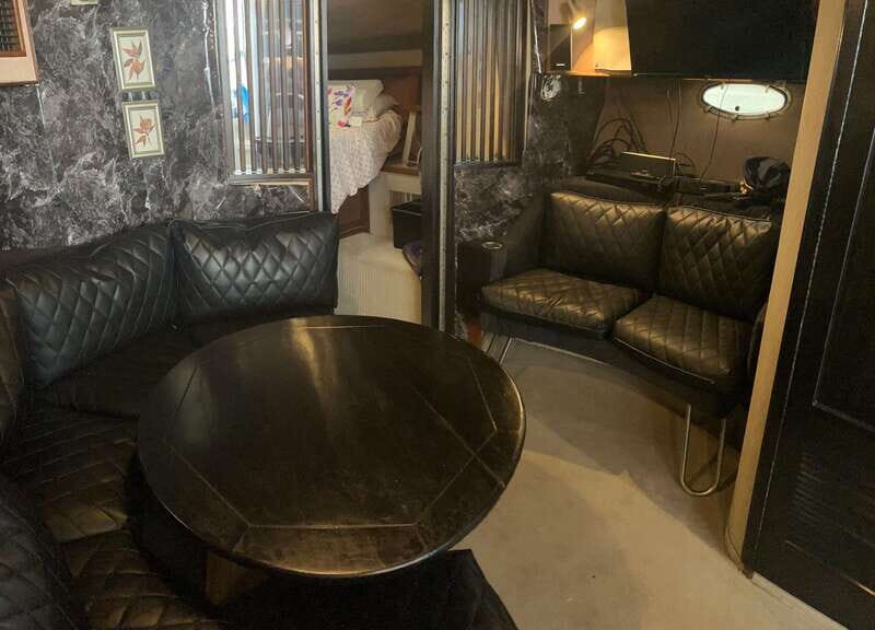 Luxurious 40ft Yacht Charter - Key Points