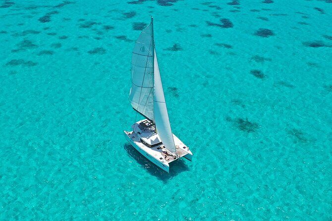 Luxury Experience in a Catamaran Platinum Sailing to Isla Mujeres - A Close Look at the Experience