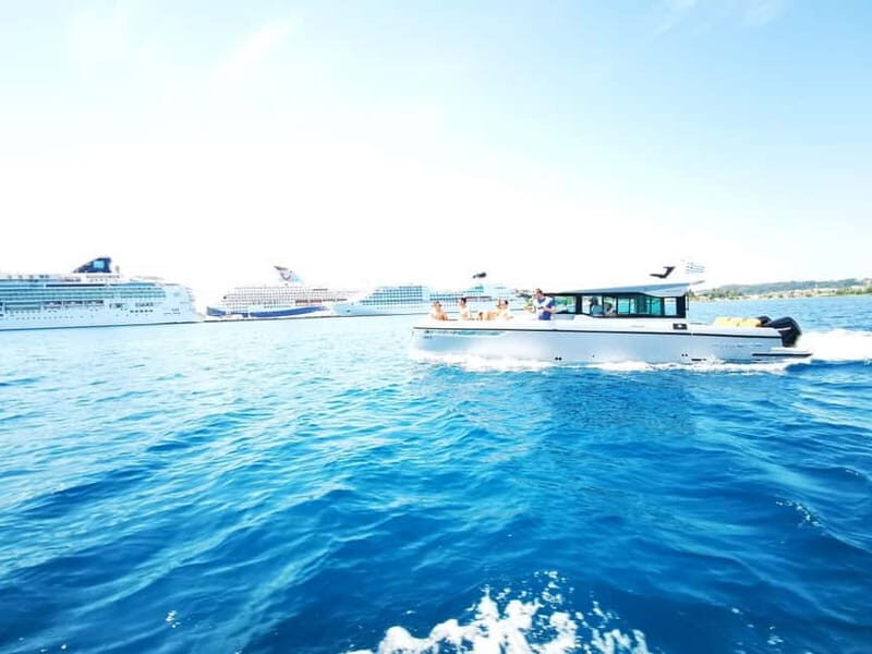 Luxury Yacht Experience Semi-Private North East - Key Points