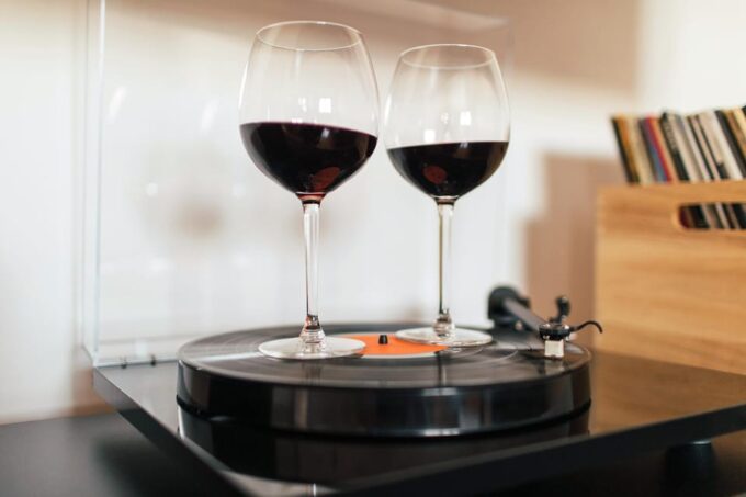 Lyon Croix-Rousse: Wine Tasting & Vinyl Record Tour - Exploring La Croix Rousse