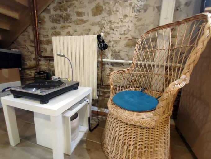 Lyon Croix-Rousse: Wine Tasting & Vinyl Record Tour - Enjoying a Curated Wine Tasting