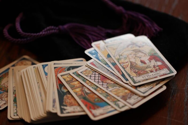 Lyon: Tarot Reading and Neon Painting Workshop - Included in the Experience