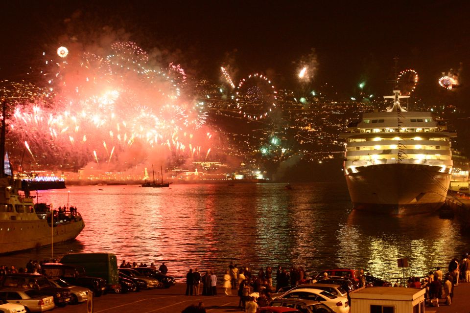 Madeira: New Years Eve Fireworks by Catamaran - Romantic Experience for Couples
