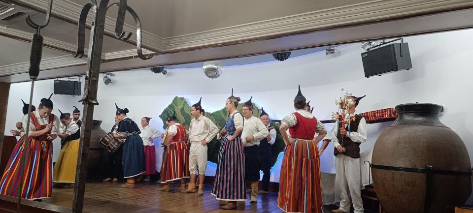 Madeira : Typical Evening With Folk Dancing Entertainment - Language Options