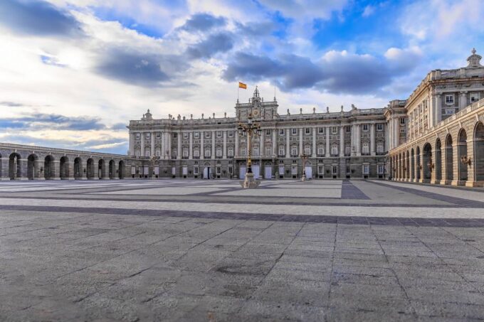 Madrid: 2-Hour City Highlights Guided Walking Tour - Tour Duration and Languages