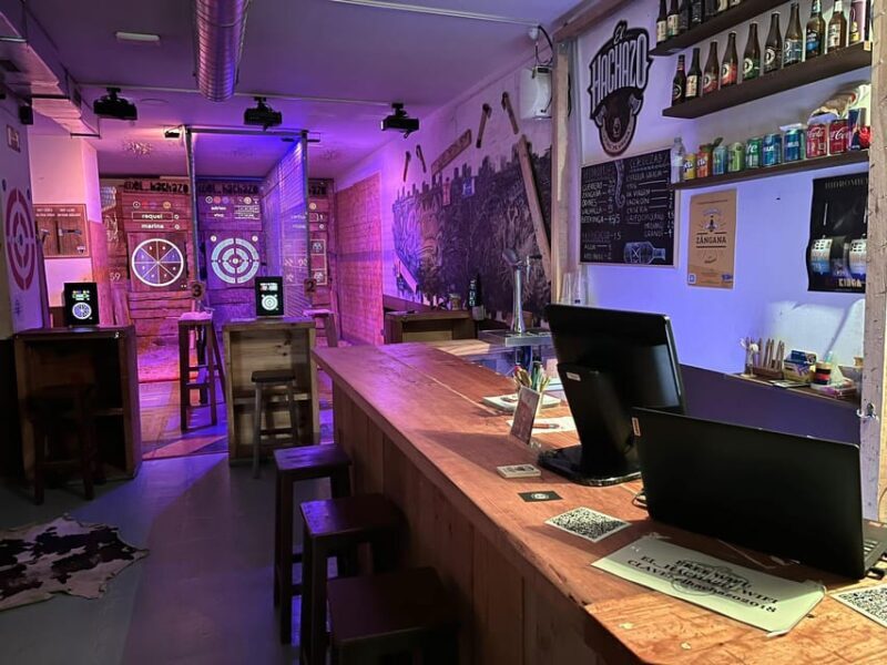Madrid Atocha : Interactive Axe Throwing 1h - The Value of the Experience