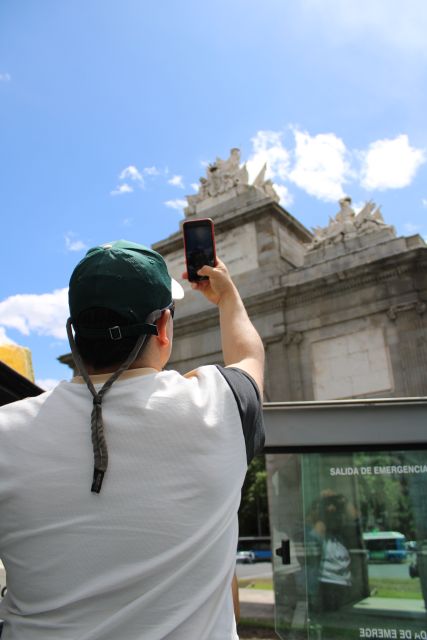 Madrid: Big Bus Hop-On Hop-Off Tour With Live Guide - Guided Commentary