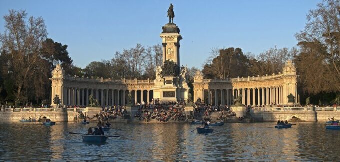 Madrid: Cibeles Rooftop & Retiro Park Guided Walking Tour - Inclusions