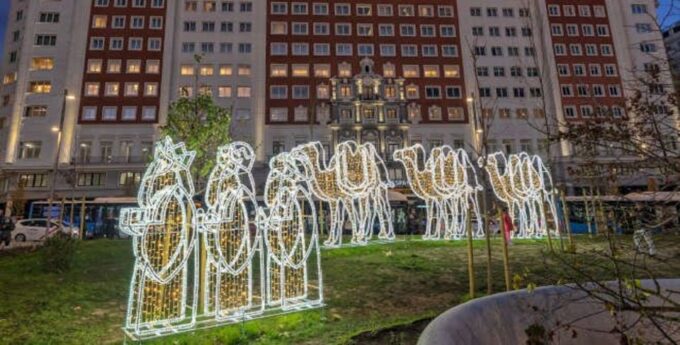 Madrid: City Highlights Tuk Tuk Tour - Tuk Tuk Exploration