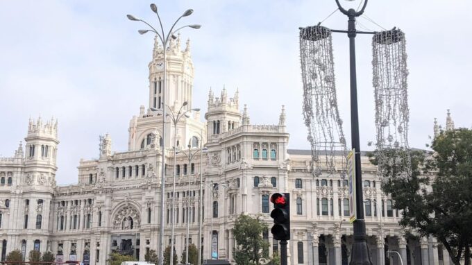 Madrid: Guided Tour in Urban and Historic Centre - Discovering Plaza Mayor and Gran Via