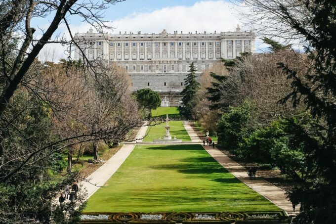 Madrid: Guided Tour of the Royal Palace With Fast Access - About the Tour Guides
