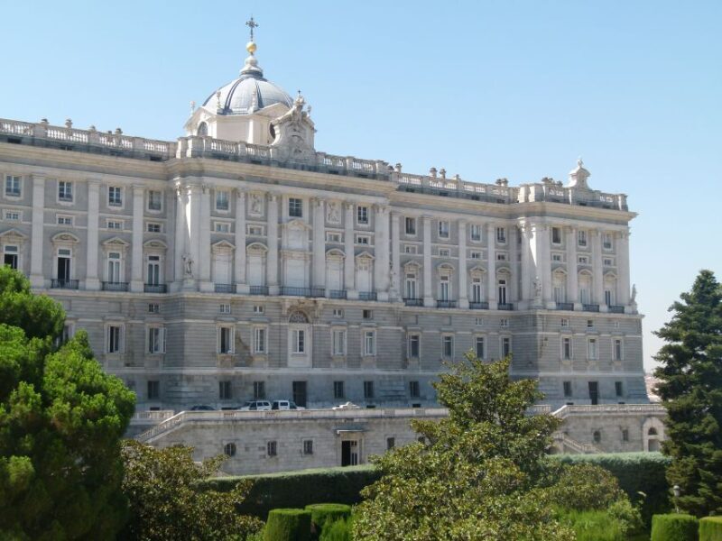 Madrid Historical Centre & Old Town Walking Tour in French - Key Points