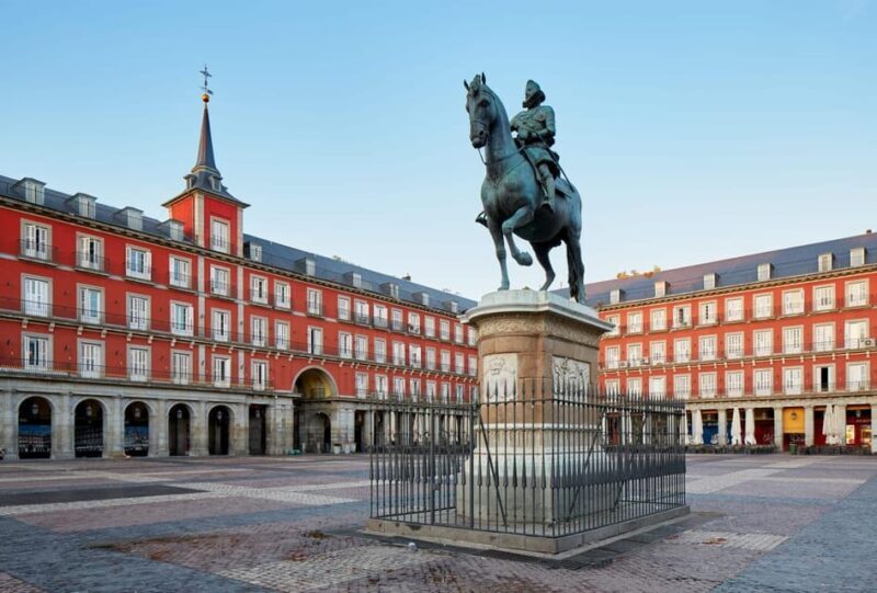 Madrid Historical Centre & Old Town Walking Tour in French - The Experience in Detail