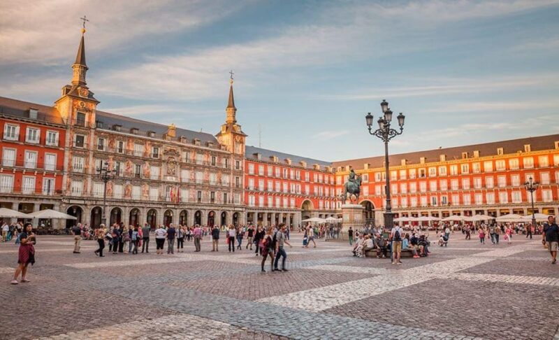 Madrid: Private 2-Hour City Highlights Tour With Local - Tour Features