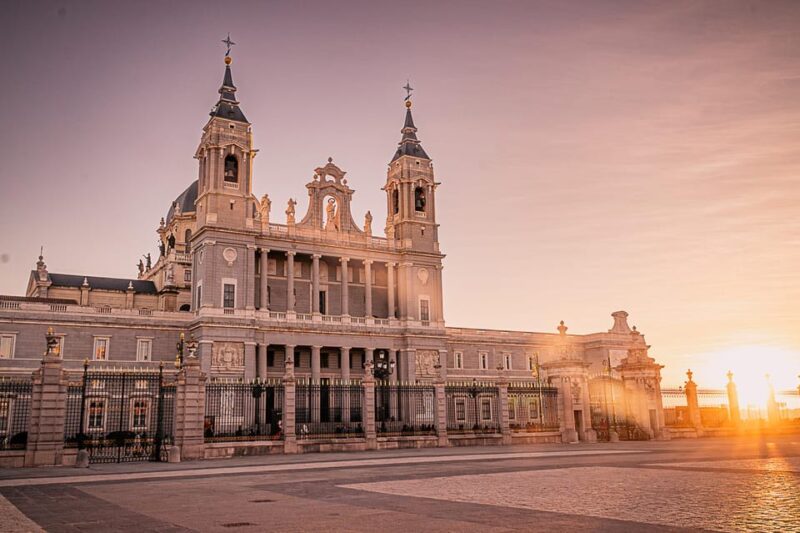Madrid: Private Walking Tour & Photo Shoot - Key Points