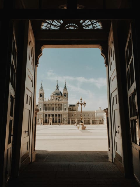 Madrid Retro Tour - 90 Min - Heart of the City and Also Modern Madrid. - Key Points