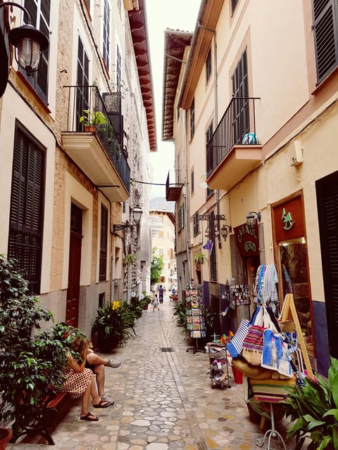 Madrid Retro Tour - 90 Min - Heart of the City and Also Modern Madrid. - Language and Accessibility