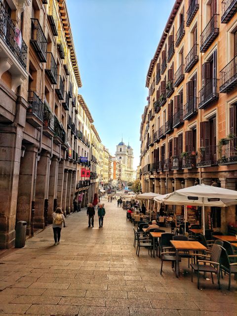 Madrid: Royal Palace, Old Town and Poets District Tour - Discovering the Old Town