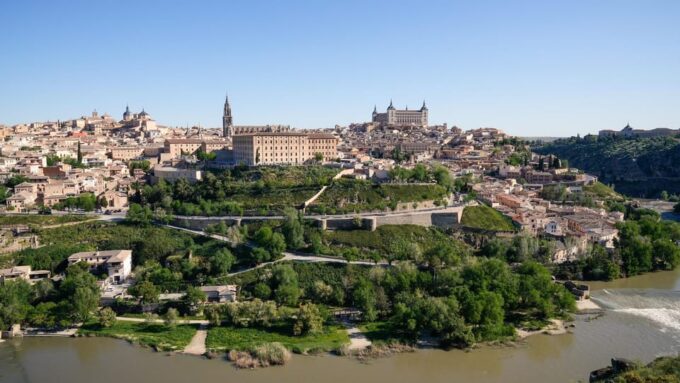 Madrid: Toledo and Segovia Tour With Alcazar and Cathedral - Visiting the Alcázar of Segovia