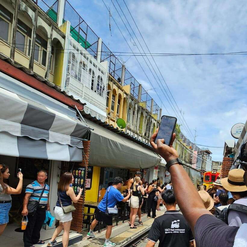 Maeklong Railway Market, Floating Market, and Salt Lake Tour - Damnoen Saduak Floating Market Exploration