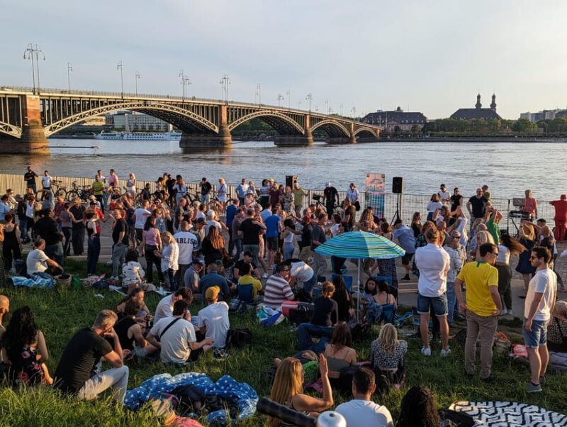 Mainz: guided evening tour of the Rhine embankment/old town in German and English - An Overview of the Mainz Evening Tour Experience