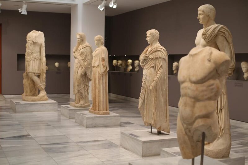 Majestic Christmas Walking Tour in Heraklion - Key Points