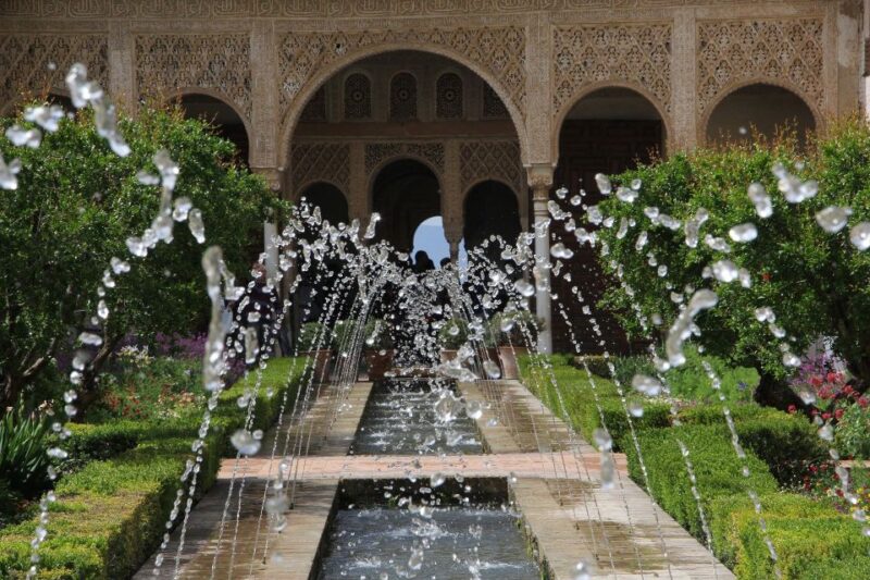 Malaga: Granada Day Trip With Alhambra, Palaces and Gardens - Key Points