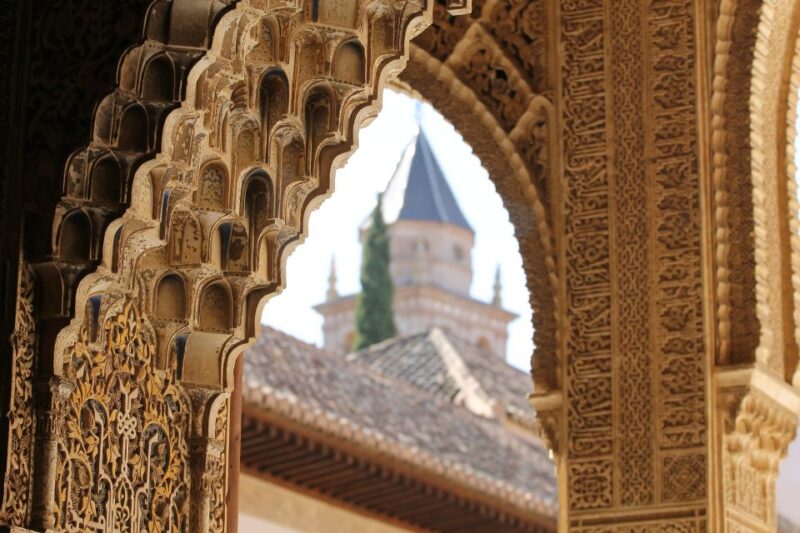 Malaga: Granada Day Trip With Alhambra, Palaces and Gardens - Exploring the Alhambra