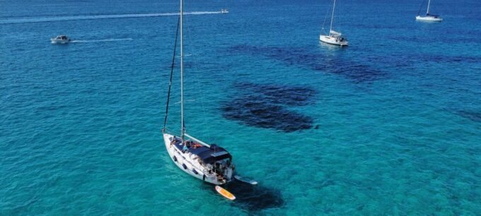 Mallorca: Cala Vella Boat Tour With Swiming, Food, & Drinks - Meals and Refreshments
