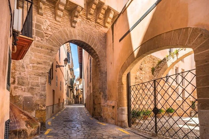 Mallorca: Private Tour with Ensaïmada & Fast Cathedral Entry - The Ensaïmada Tasting: A Sweet Tradition