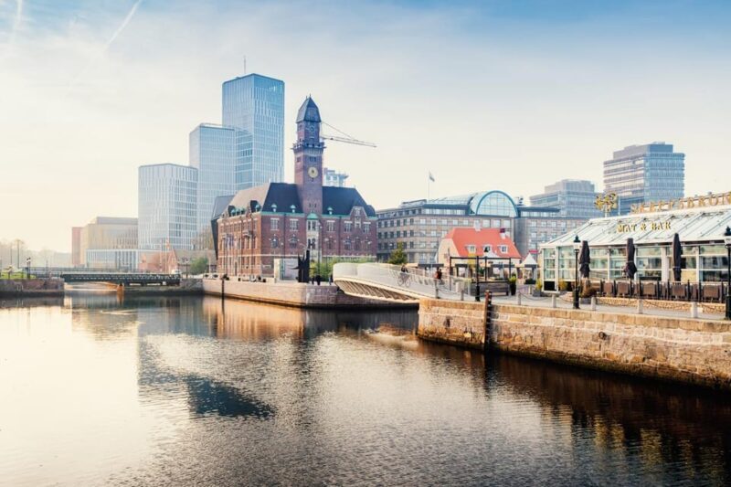 Malmö: Sightseeing and Landmarks tour by bike - Key Points
