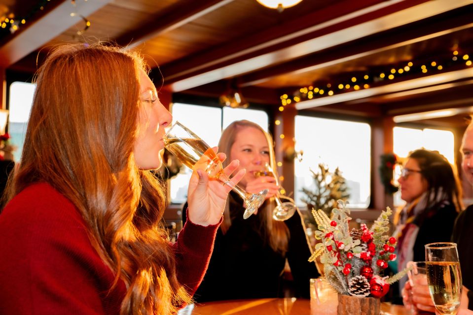 Manhattan: Statue and Skyline Cruise Aboard a Luxury Yacht - Luxurious Indoor Observatory and Open Deck
