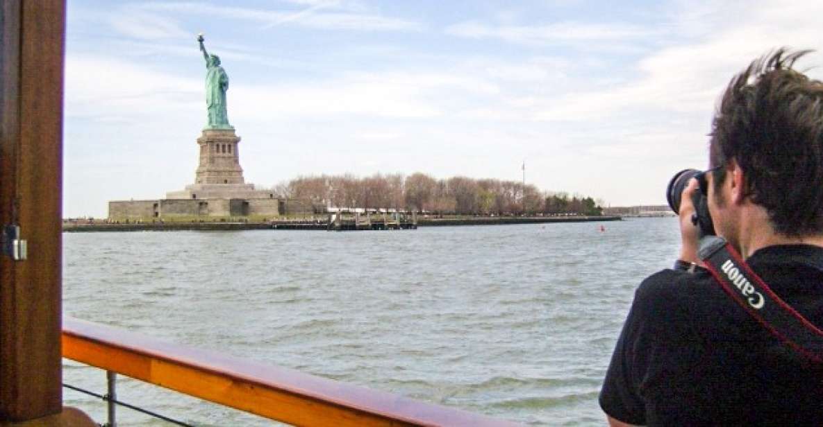 Manhattan: Statue and Skyline Cruise Aboard a Luxury Yacht - Onboard Refreshment Service and Included Drink