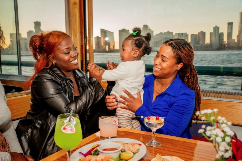 Manhattan: Statue and Skyline Cruise Aboard a Luxury Yacht - Recap