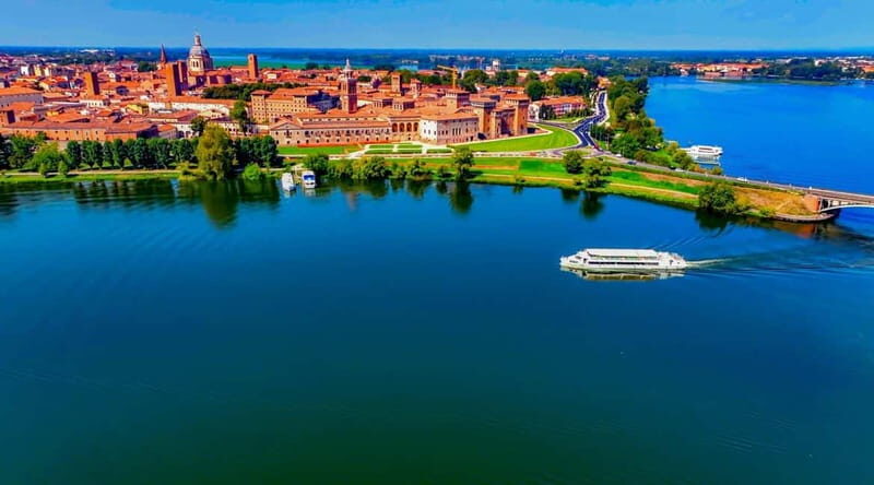 Mantua: Morning boat tour + Afternoon: guided visit to the city center - The Itinerary in Detail