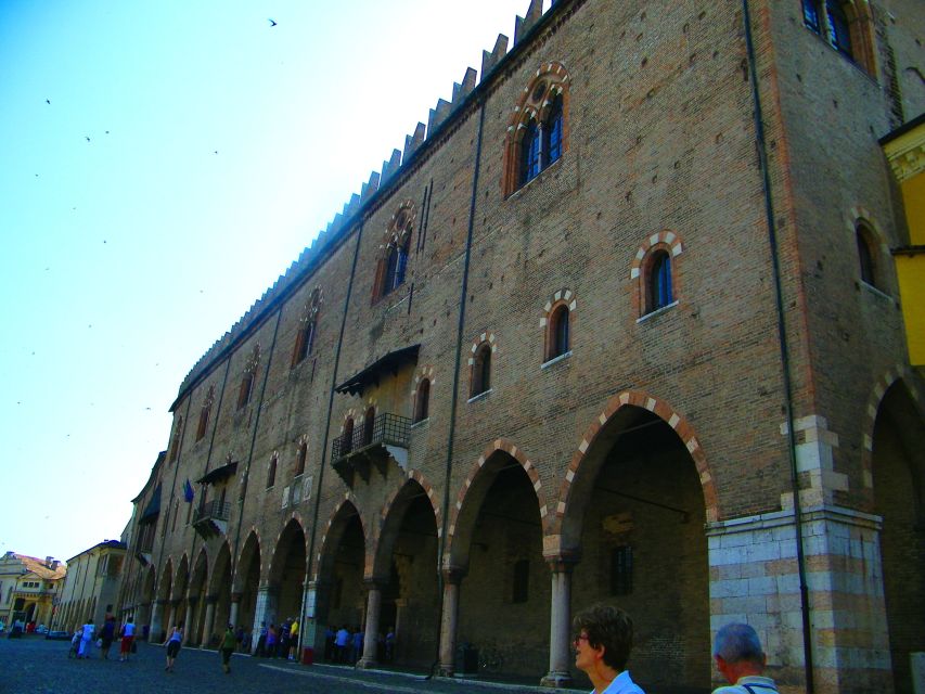 Mantua: Town Highlights and Monuments Walking Tour - Tour Duration and Group Size Details