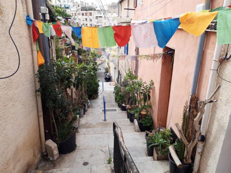 Marseille: Hidden Coves Exploration & Treasure Hunt - Appreciating Urban Furniture and Monuments
