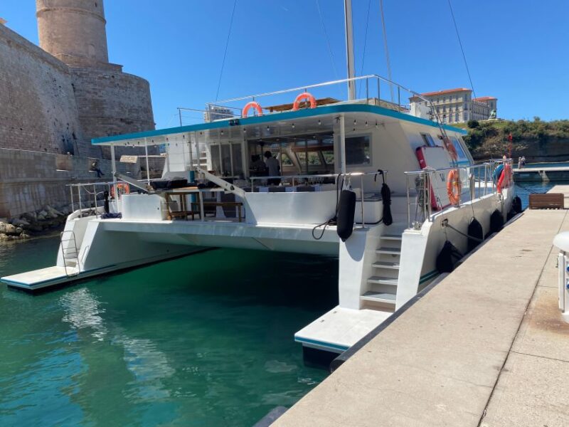Marseille: Sunset Catamaran Cruise, Dinner & Drinks - Taking in the Live Musical Experience