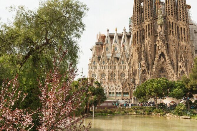 Max 6 People Full-Day Tour Barcelona, Sagrada Familia, Parc Guell - Who Will Love This Tour?