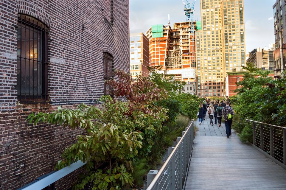 Meatpacking District: Chelsea Market and The Highline Tour - Exploring Chelsea Market