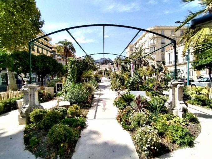 Menton: Citrus Farm, Old-Town & Botanic Full Day Tour - Tour Features