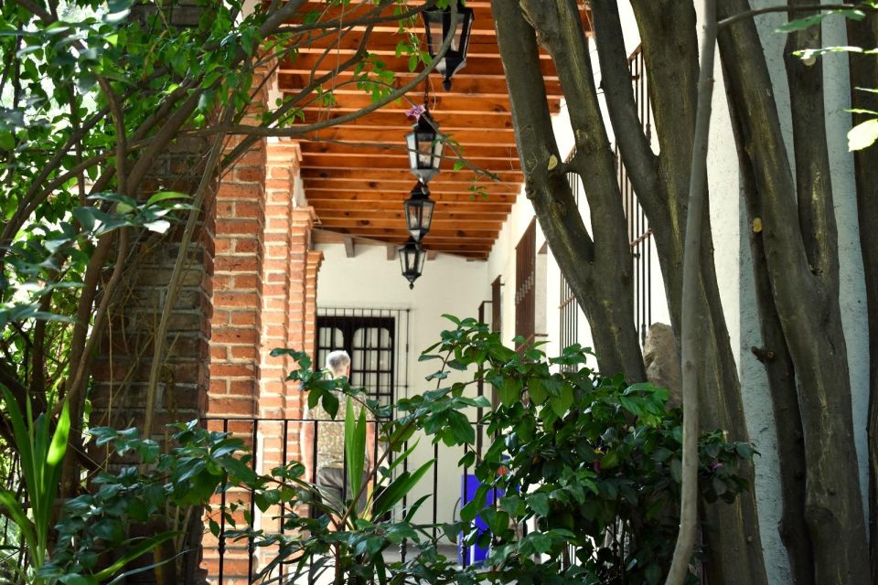 Mexico City: The Magic of Xochimilco & Frida Kahlo Museum - Navigating the Xochimilco Boat Ride