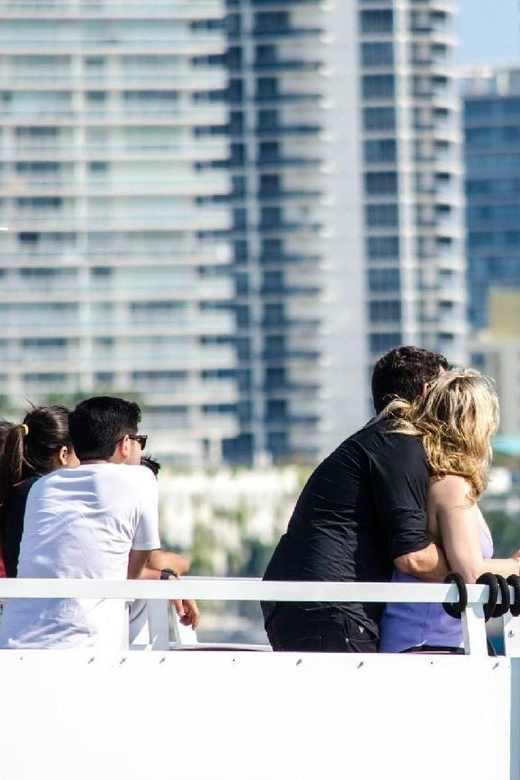 Miami: Biscayne Bay Celebrity Homes Sightseeing Cruise - Key Points