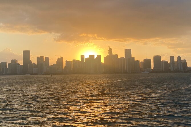 Miami: Biscayne Bay Star Island Sightseeing Cruise+Miami Skyline - Scenic Highlights: Star Island and Miami Skyline