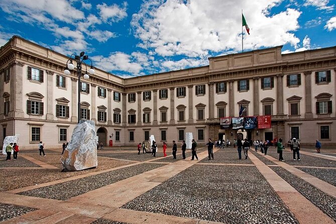 Milan Airport MXP Round-Trip Transfer in Private Van - Meet & Greet