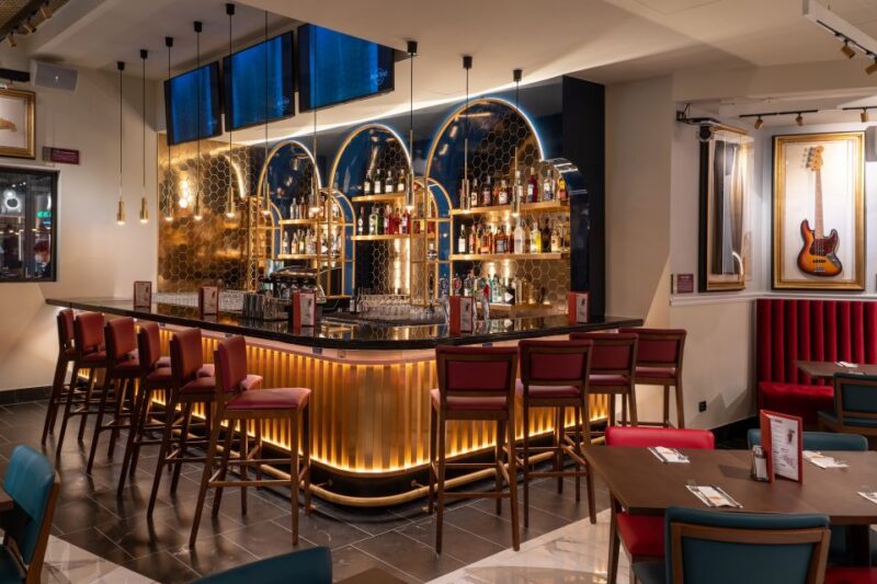 Milan: Hard Rock Cafe With Set Menu for Lunch or Dinner - Location and Accessibility