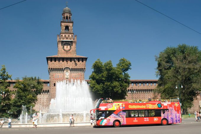 Milan: Night Tour by Bus - Cultural Immersion in Milan