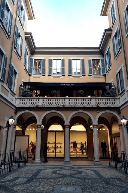 Milan Postcard Viewpoints Walk With Locals - Travel Bloggers - Capturing the Perfect Postcard