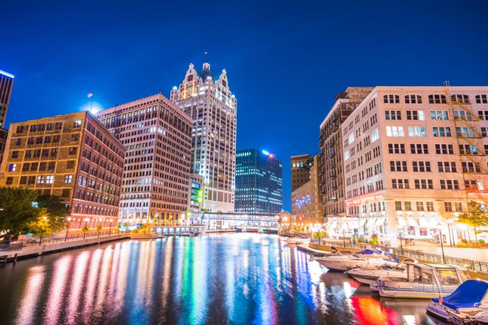 Milwaukee Magic: A Private Christmas Lights Tour - Catalano Square Illuminations