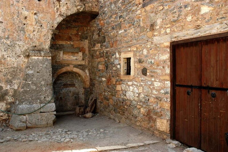 Minicruise: Spinalonga Island, Pirate Caves & Hidden Beaches - Who Is This Tour Best For?